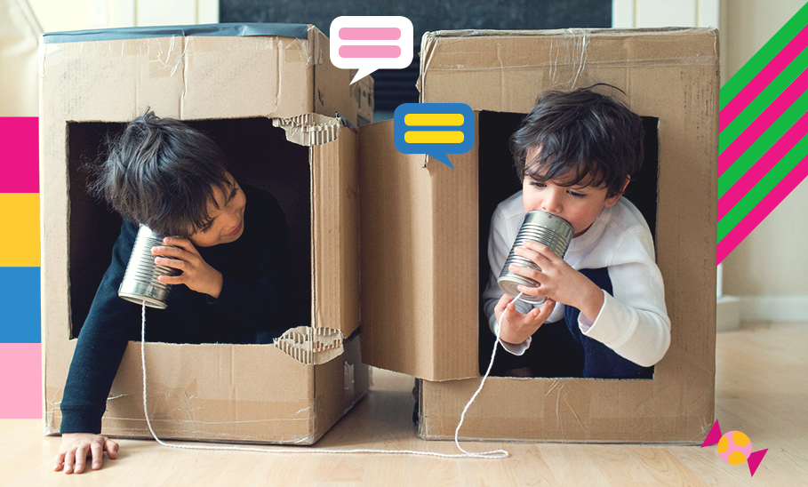Zwei Kinder spielen in Kartons