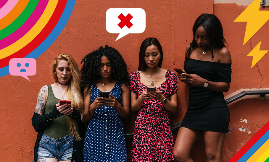 Vier Mädchen gucken auf ihr Smartphone