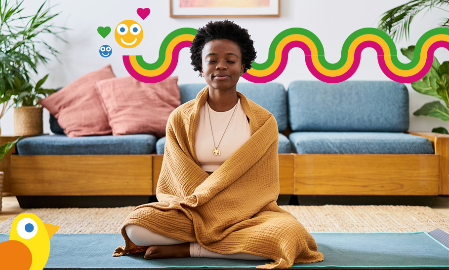 Eine Frau sitzt in Ihrem Wohnzimmer auf dem Boden und meditiert